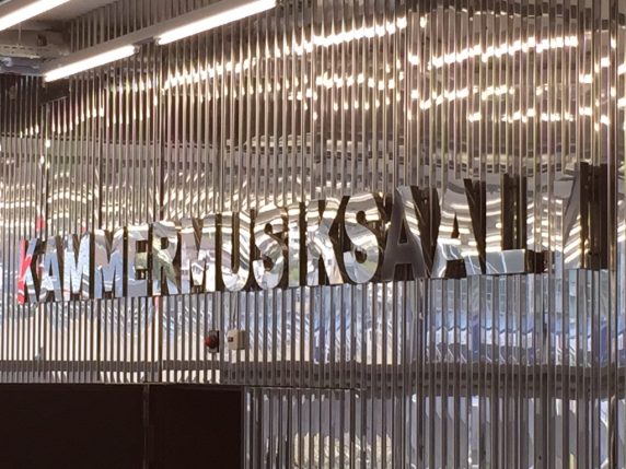 3C73F0CD-9687-4B7C-BD4C-D708AAE48A94_1_105_c Eingang zum Kammermusiksaal 1