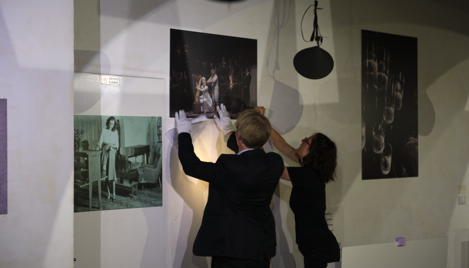 o_076_Venedig_4 Marc Rölli und Alice Schwab bei der Hängung